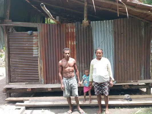 Foto: Rumah warga Desa Nifasi, Distrik Makimi, Kabupaten Nabire, Papua Tengah, rumahnya akan direnovasi (bedah rumah) oleh PT Kristalin Ekalestari. (Ist.)