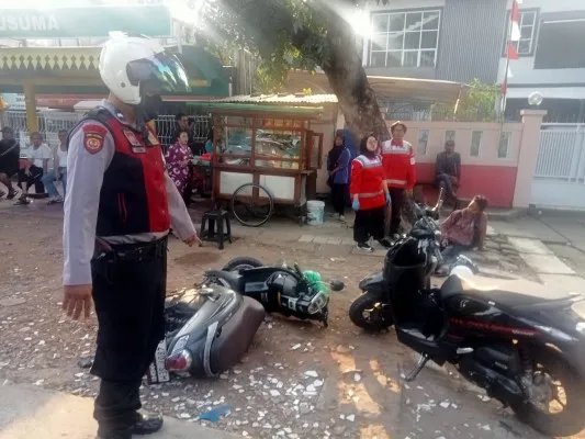 Sejumlah motor ditabrak truk bermuatan hebel di Jalan Raya Lenteng Agung, Jakarta Selatan. (Ist)