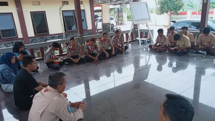 Kapolsek Kopo Iptu Satibi saat memberikan pembinaan siswa pelaku tawuran melalui kegiatan saka Bhayangkara. (ist)