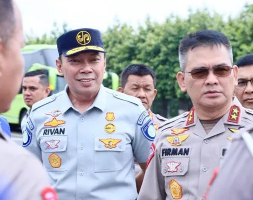 Direktur Jasa Raharja, Rivan A Purwantoro bersama Kakorlantas Polri Irjen Firman Shantyabudi. (Ist)