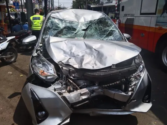 Mobil Toyota Calya saat menabrak sepeda motor advokat di Bekasi. (Ist).