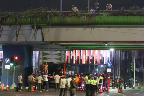 Reklame tak layan di Fly Over Senen Jakpus ditertibkan Satpol PP DKI, Rabu malam. (Ist)