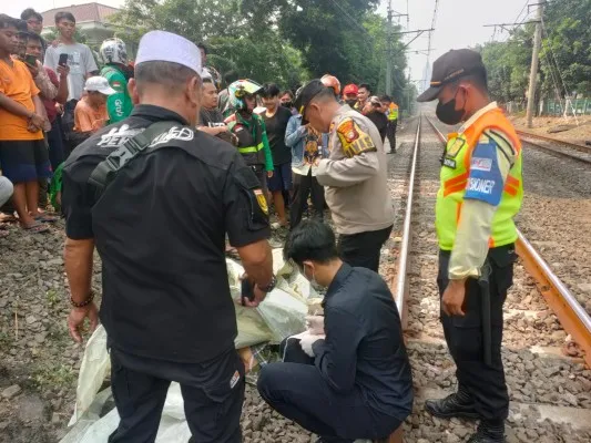 Petugas PT KAI dan Polsek Kebayoran Lama mengevakuasi jenazah wanita tertabrak kereta di Patal Senayan, Jaksel. (Ist)