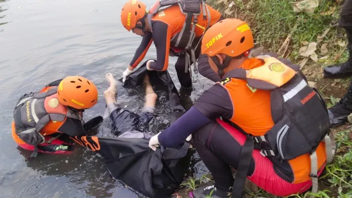 Tim SAR gabungan menemukan korban yang menceburkan diri di Banjir Kanal Barat dalam kondisi meninggal dunia. (ist)