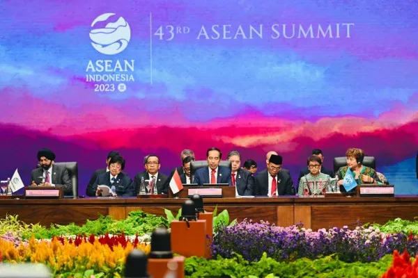 Presiden Joko Widodo saat menghadiri sesi pleno KTT ke-43 ASEAN. (biro pers)