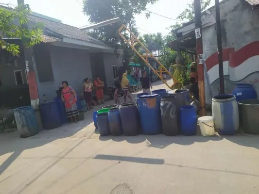 Foto: Warga Cikande, Kabupaten Serang, Banten, krisi air bersih akibat kekeringan. Ribuan KK mandi air galon. (Ist.)