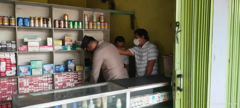 Petugas saat melakukan razia obat terlarang toko kosmetik. ist