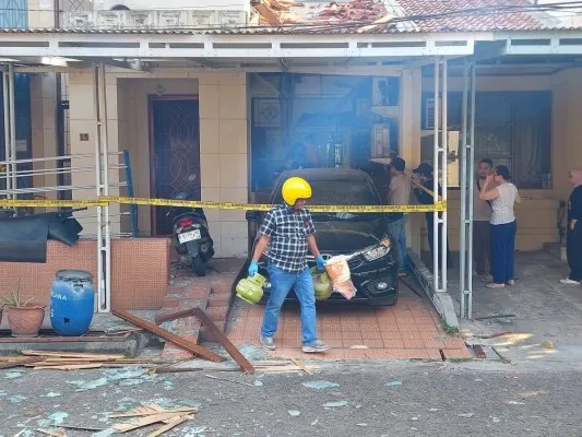 Duar! Rumah Mewah di Taman Ubud Kencana Tangerang Meledak - poskota.co.id