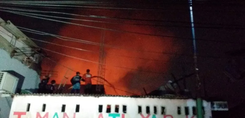 Puluhan rumah semi permanen di Tambora, Jakbar terbakar hingga sejumlah pemilik syok pada Kamis malam.  (Ist)