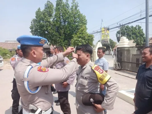 Personil Siepropam Polres Serang saat memangkas rambut anggota Polsek yang tidak rapi. (haryono)