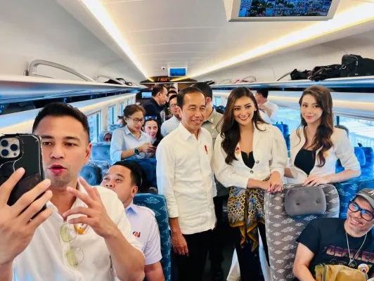 Para artis naik kereta api cepat bersama Presiden Joko Widodo. (biro pers)