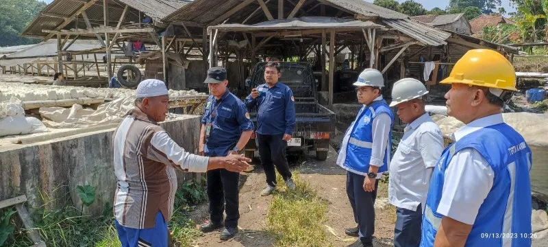 Petugas PDAM Tirta Kahuripan bersama DLH Kabupaten Bogor temukan aktivitas pengrajin tapioka cemari Sungai Cikeas. (Ist)