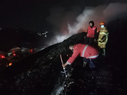 Upaya pemadaman di TPA Putri Cempo Surakarta. (ist)