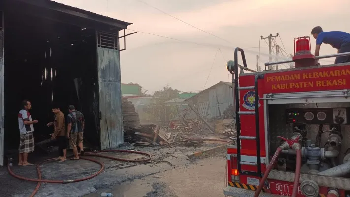 Kebakaran melanda gudang pallet di Cikarang, Bekasi. (ist)