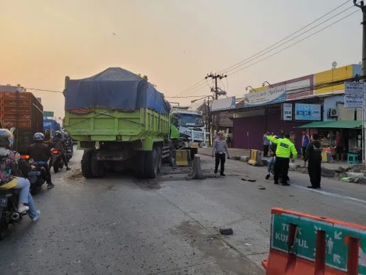 Personil Unit Gakkum saat melakukan olah TKP kecelakaan lalulintas yang melibatkan dua kendaraan dump truk. (ist)