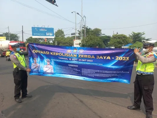 Anggota Kamsel Satlantas Polres Metro Depok mensosialisasikan pelaksanaan Operasi Zebra Jaya 2023. (Angga)