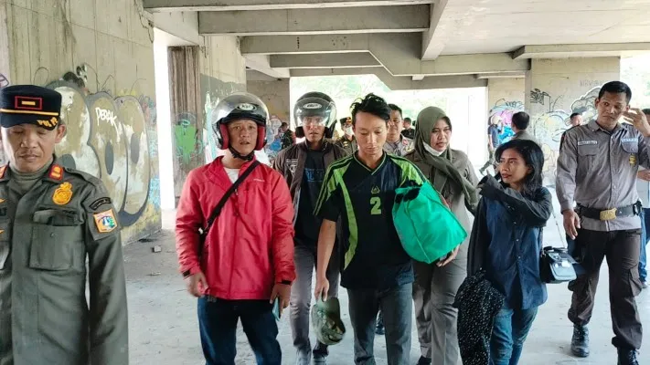 Petugas gabungan menertibkan sejumlah PMKS di kawasan eks bandara Kemayoran, Jakpus. (Ist)