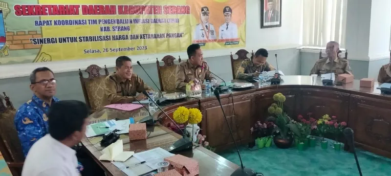 Pj Sekda Nanang Supriatna saat rapat koordinasi dengan tim pengendali inflasi daerah. Ist