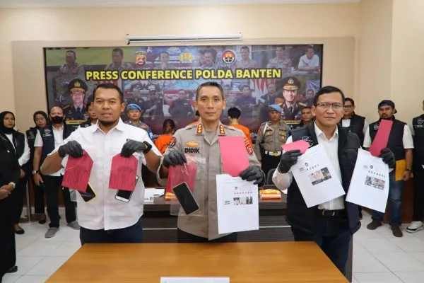 Kabidhumas POlda Banten, Kombes Didik Heriyanto didampingi Wadirreskrimsus, AKBP Sigit Haryono dan Kasubdit, Kompol Wendy Andrianto saat konferensi pers kasus judi online. (haryono)