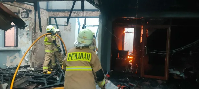 Petugas Damkar tengah memadamkan api yang membakar rumah di Pondok Labu, Jakarta Selatan. (Ist)