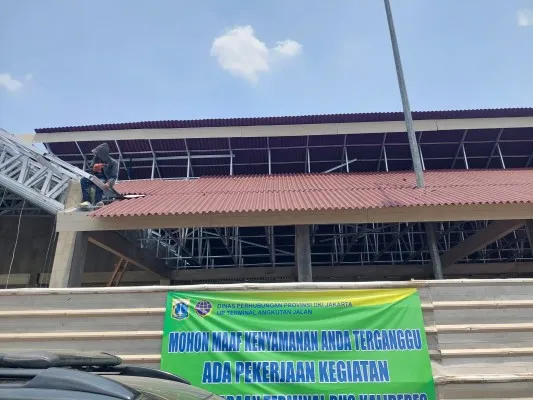 Proses revitalisasi loket AKAP di Terminal Bus Kalideres, Jakarta Barat. (Ist)