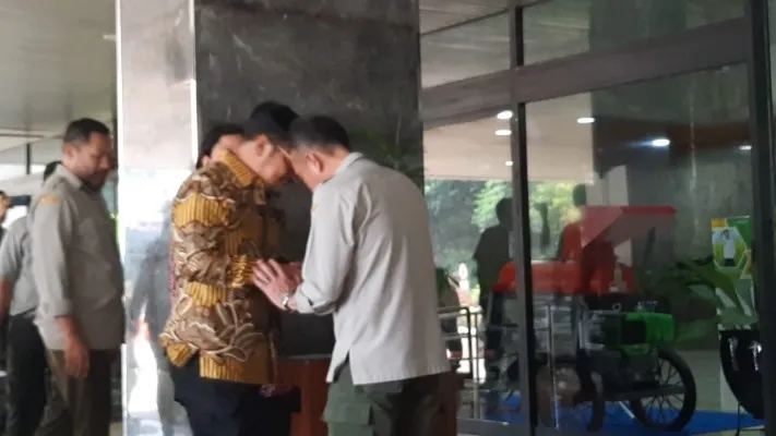 Teks Foto:Mentan Syarul Yasin Limpo masuk kerja di kantor Kementan Ragunan Jaksel. (ist)