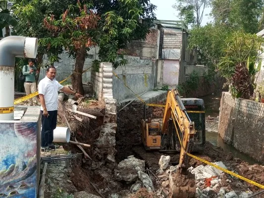 Lokasi empat pekerja proyek tertimpa tembok. (ist)