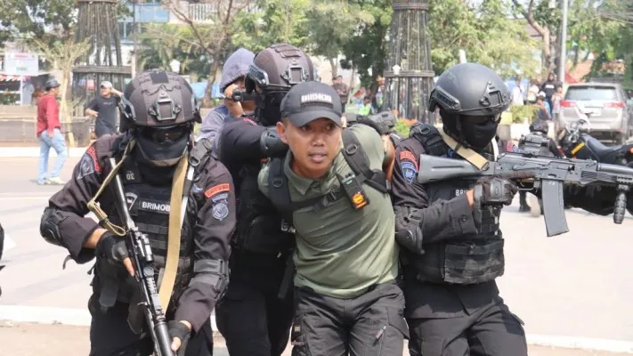 Teks Foto: Simulasi rusuh aparat keamanan dan pendukung pasangan calon di Lapang Karangpawitan. (ist)