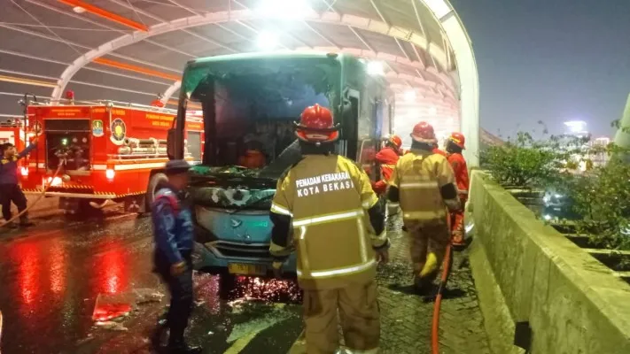 Bus terbakar di fly over Summarecon Bekasi. (Ist)