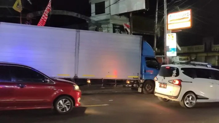 Polisi mengamankan truk penyebab kecelakaan di Puncak Bogor. (Panca)