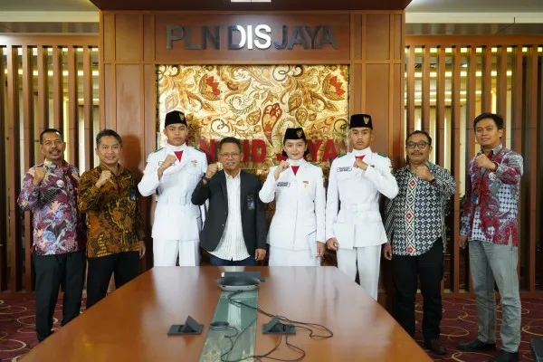 Foto: General Manager PLN Unit Induk Distribusi Jakarta Raya, Lasiran dan jajaran saat bersama 3 perwakilan Paskibraka Tingkat Pusat 2023 yang berasal dari DKI Jakarta dan Jawa Barat. (ist)