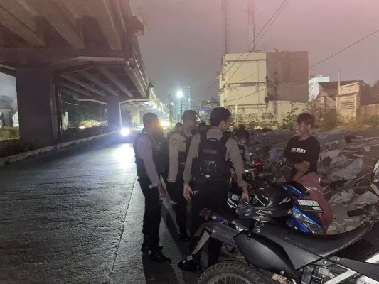 Foto : Tim patroli Polres Metro Bekasi Kota saat mengamankan pelaku balap liar. (Ist)