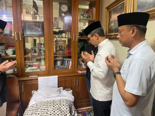 Pj Heru saat melayat kerumah almarhum Gembong Warsono/ist