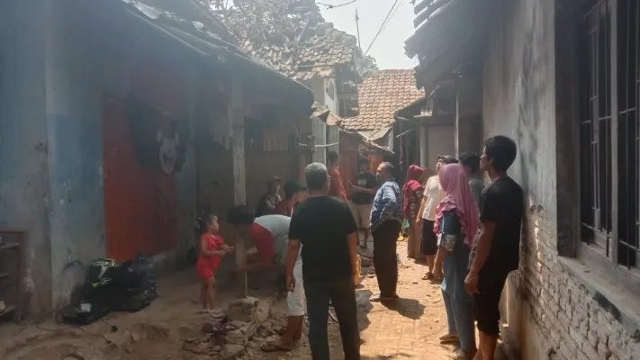 Warga berusaha memadamkan api yang memabakar satu rumah di Lebakwangi, Kabupaten Serang. (Ist)