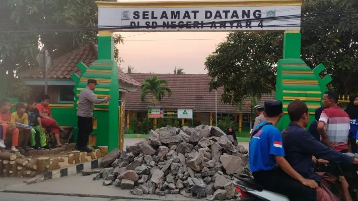 Kondisi gerbang SDN 4 Anyer yang diurug batu belah. (ist)