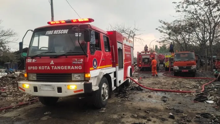 Petugas saat melakukan pemadaman kebakaran di TPA Rawa Kucing. (Foto: Ist)