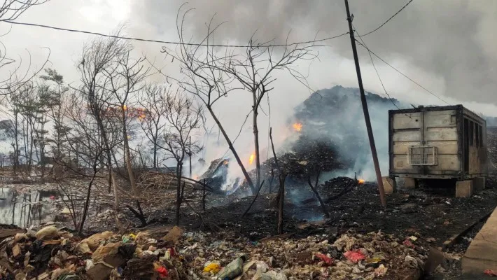 Asap TPA Rawa Kucing yang kebakaran makin pekat, warga terus dievakuasi. (ist)