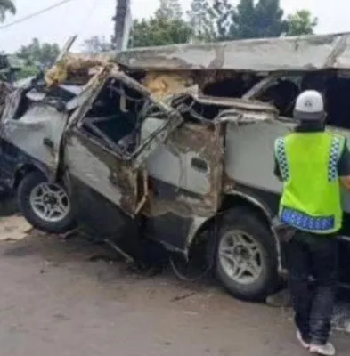 Minibus pembawa rombongan santri yang alami kecelakaan di Puncak Cianjur ringsek. (Ist)