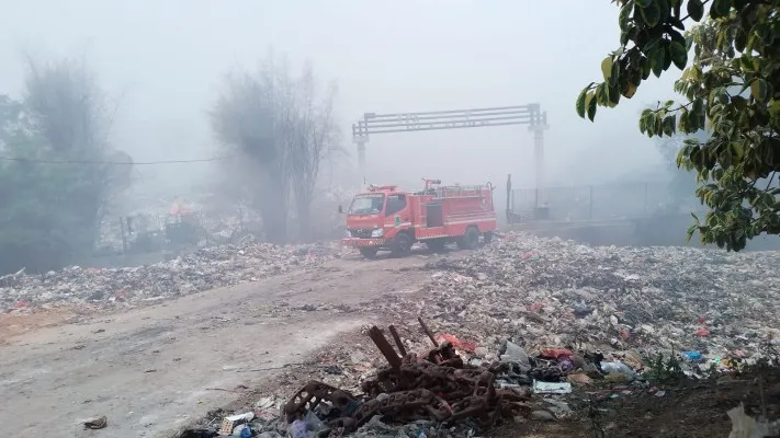 Petugas Damkar masih berjibaku memadamkan kebakaran di TPU Jalupang, Kabupaten Karawang. (Aep)