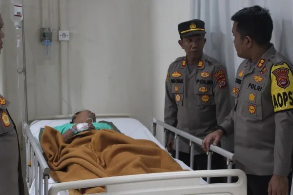 Kapolres Serang AKBP Wiwin Setiawan didampingi Kapolsek Ciruas AKP M Cuaib saat menjenguk Jumadi, korban penembakan. (Ist)