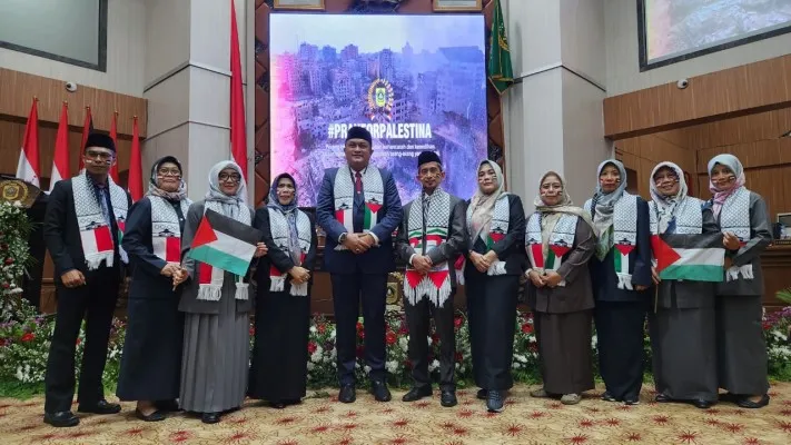 Keterangan foto : rapat paripurna DPRD Kabupaten Bogor diwarnai kibaran bendera Palestina (ist)