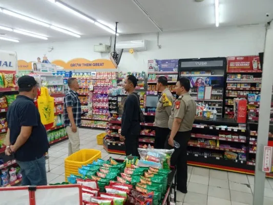 Anggota Polsek Tambun saat cek TKP perampokan di Alfamart, Tambun. (Ist).