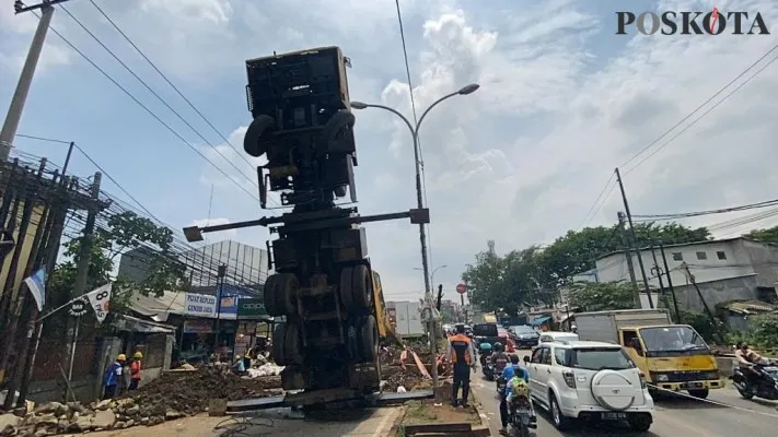 Keterangan foto : Crane terjungkal di Cibinong Bogor. (Panca Aji)