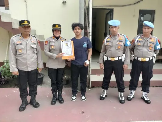 Kepolisian Polsek Bantargebang beri penghargaan kepada Gilang. (Humas Polsek).