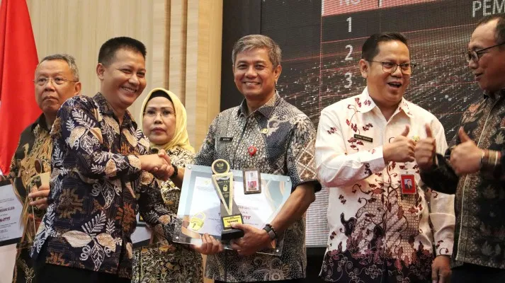 Caption foto : Penghargaan Keterbukaan Informasi Publik (KIP) Award. (ist)