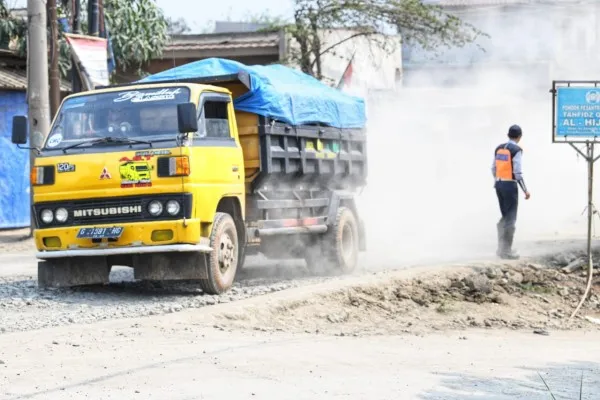 Truk tambang saat melintas di jalan Parungpanjang. ist