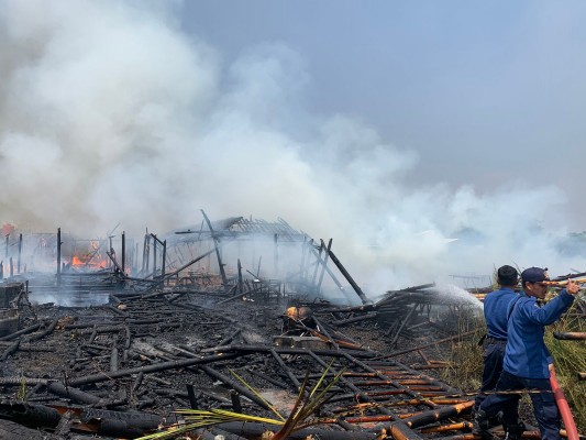 Api melalap bangunan rumah makan Saung Kabogoh di Karawang.