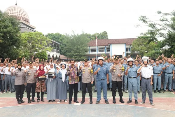 Wakapolda Banten Brigjen Pol M Sabilul Alif didampingi Kapolresta Serang Kota Kombes Sofwan Hermanto saat melakukan sosialisasi di SMK Negeri 2 Kota Serang. (ist)