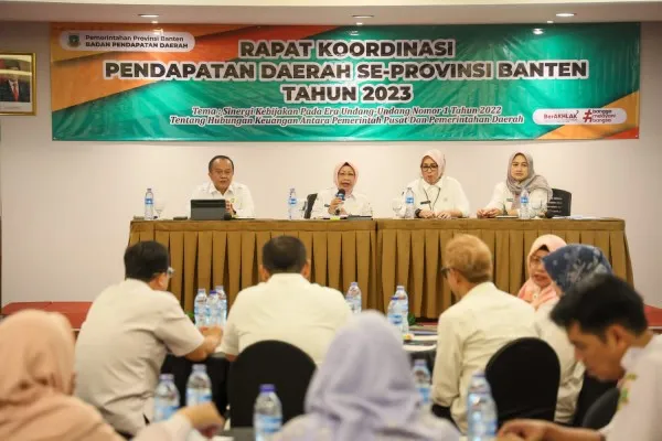 Pj Sekda Provinsi Banten Virgojanti saat membuka Rapat Koordinasi Optimalisasi Pendapatan Daerah se-Provinsi Banten Tahun 2023. (ist)