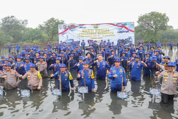 Polisi saat melakukan penanaman mangrove di Tanjung Pasir. (Ist)